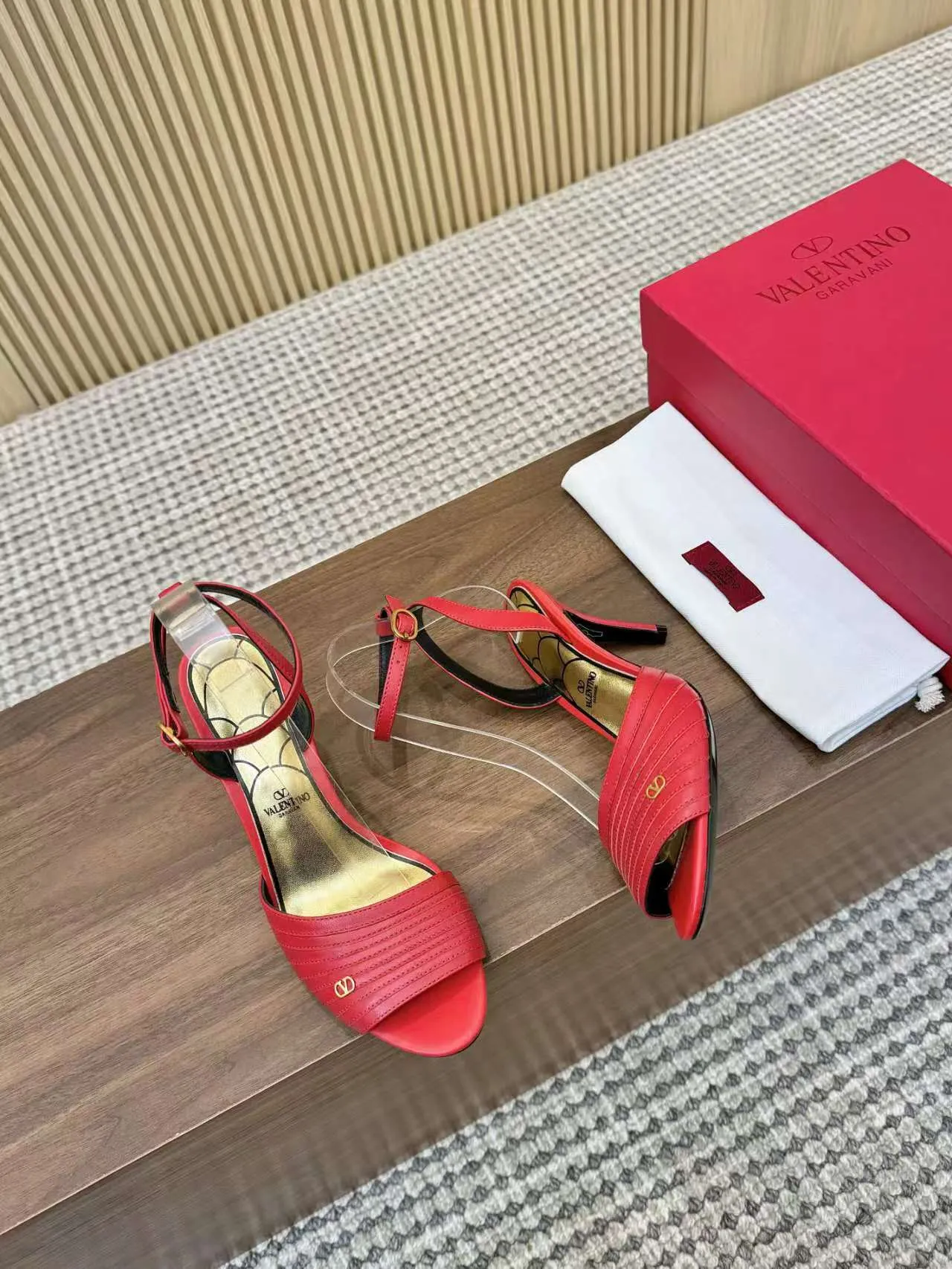 👟👟Ex-factory price 440👟👟 Genuine leather sole +40 Top version 𝑉𝐴𝐿𝐸𝑁𝑇𝐼𝑁𝑂 Valentino new spring and summer women's sandals worth buying ★Absolutely high-grade ❥Original method Absolute sensibility ❥Elegant style Create a different feeling Simple temperament style!  Code number: 35-41 (34-42 customized) Fabric: Imported sheepskin Lining: Lined sheepskin Heel height: 8 cm Leather outsole Rubber outsole